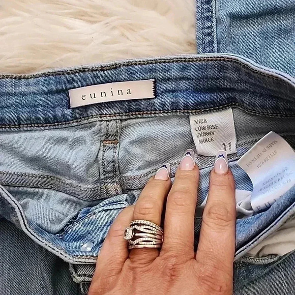 Eunina Distressed Skinny - Picture 2 of 4